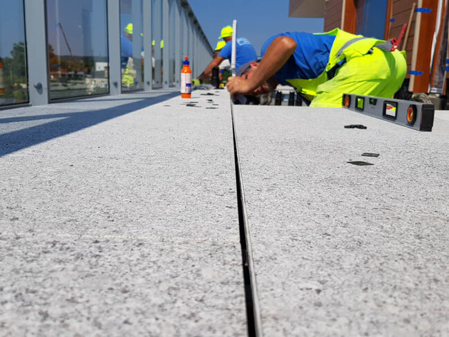 Montage des dalles de terrasse sur terrasse surélevée