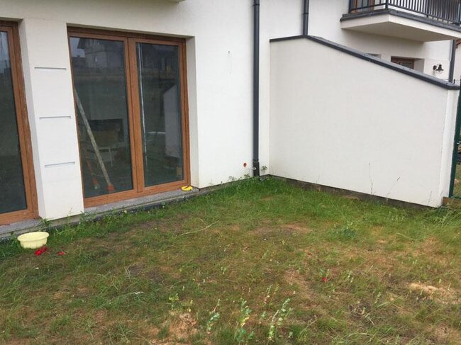 Morceau de pelouse sur lequel sera réalisée une terrasse surélevée