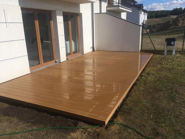 Terrasse surélevée prête à poser sur sol, réalisée avec des plots réglables solver