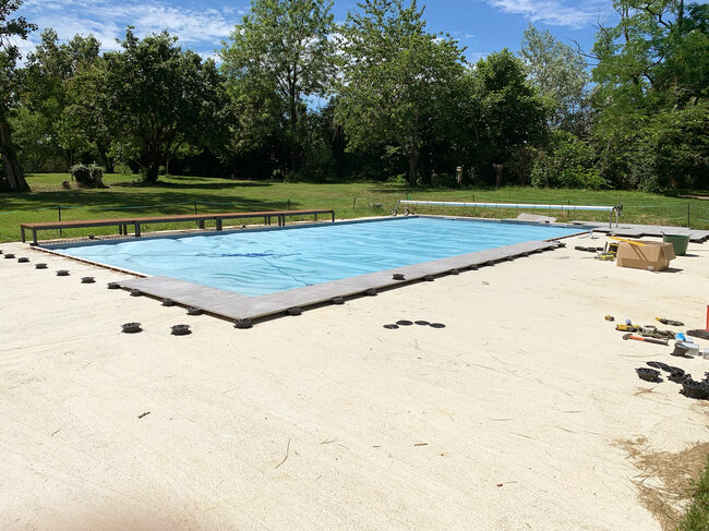 Terrasse sur sol sur chape avec piscine réalisée avec des dalles sur plots réglables solver