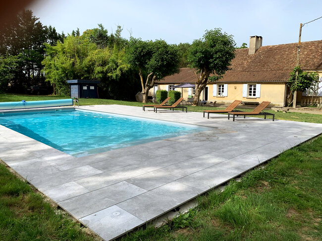 Piscine terminée avec terrasse sur plots réglables solver sur sol sur chape