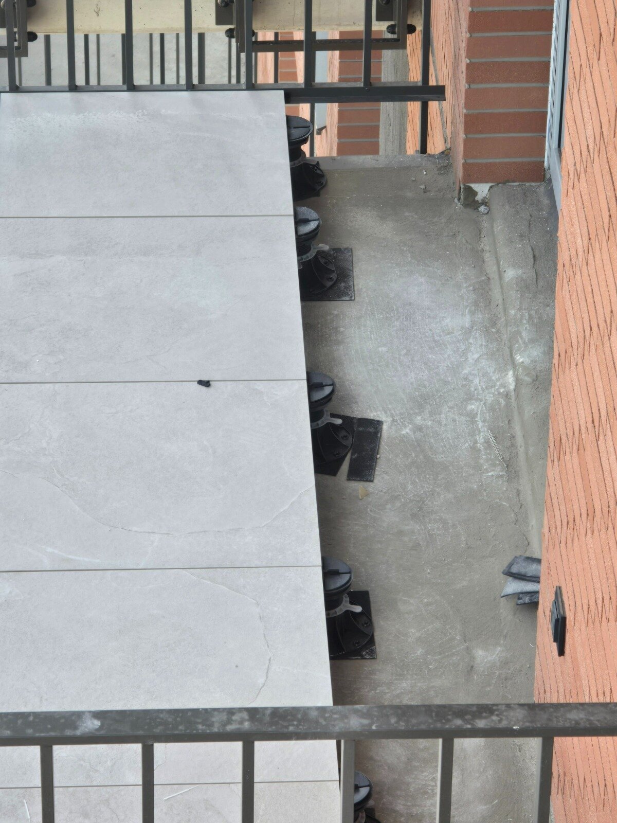 Dalles posées sur plots réglables sur balcon dans un immeuble résidentiel
