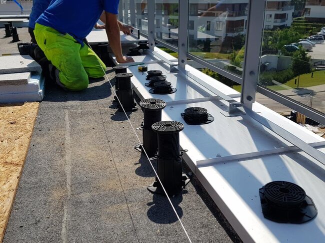 Montage rapide des plots de terrasse avec dalles sur la terrasse