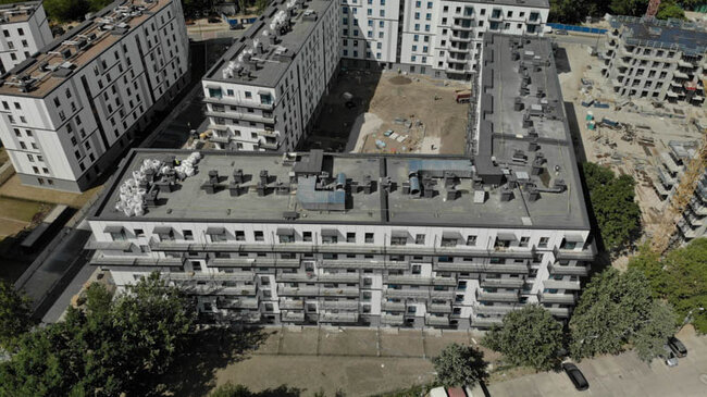 Immeuble résidentiel dans lequel des plots réglables solver ont été utilisés