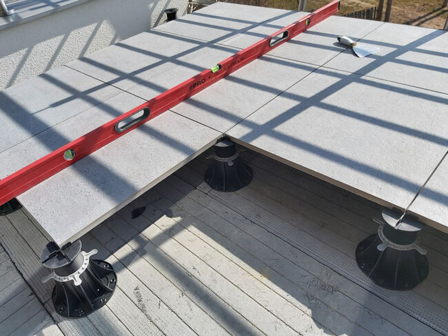 Montage de terrasse avec dalles sur plots réglables avec joints égaux img