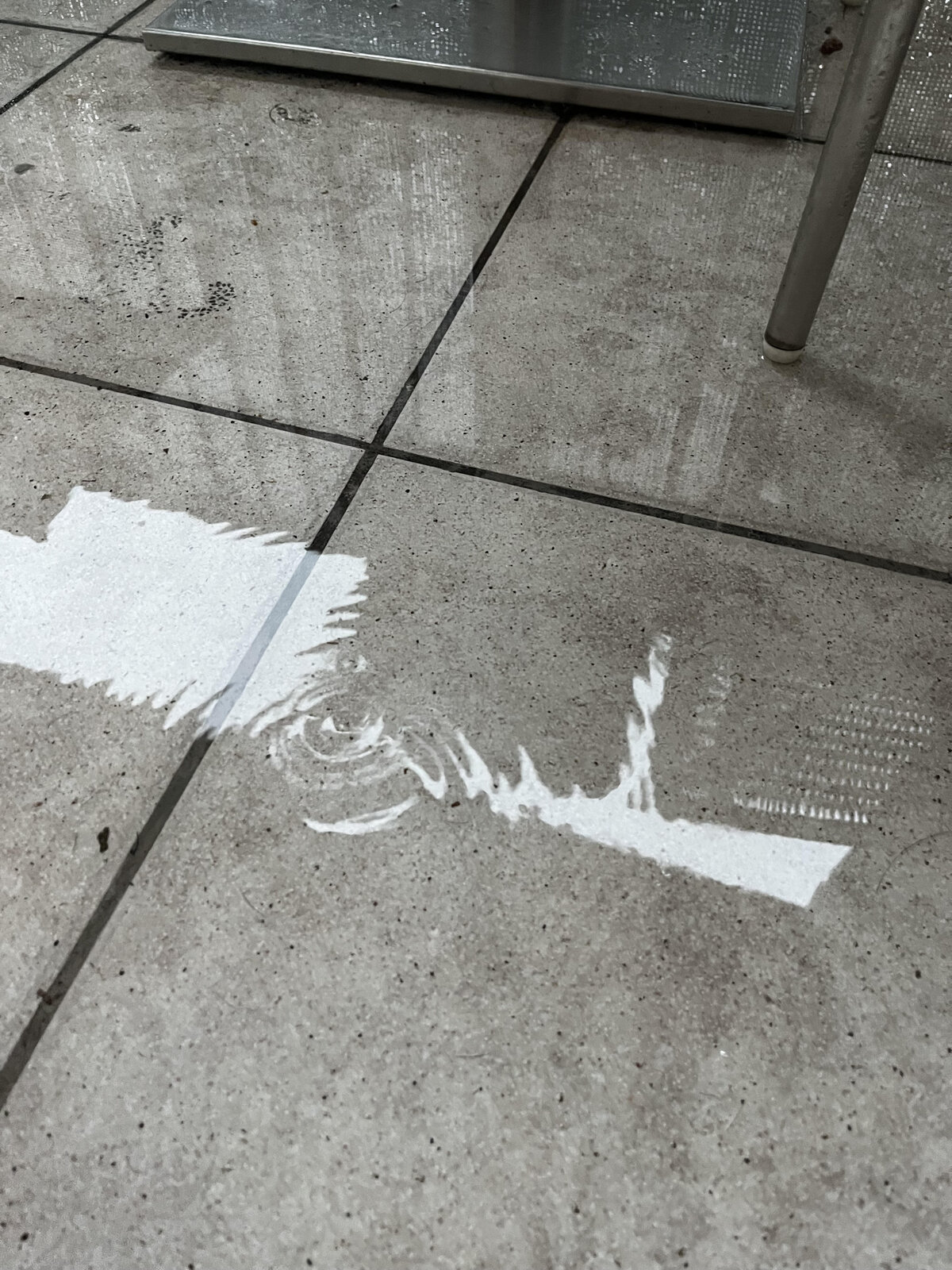 Eau stagnante sur terrasse collée