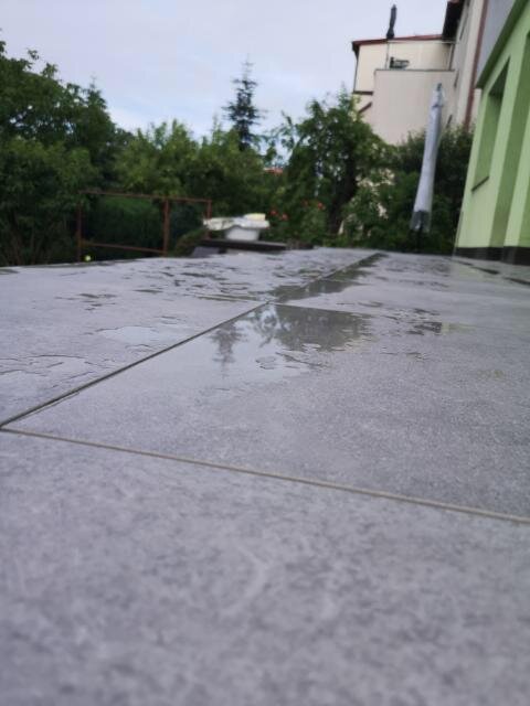 Eau stagnante sur les dalles de la terrasse