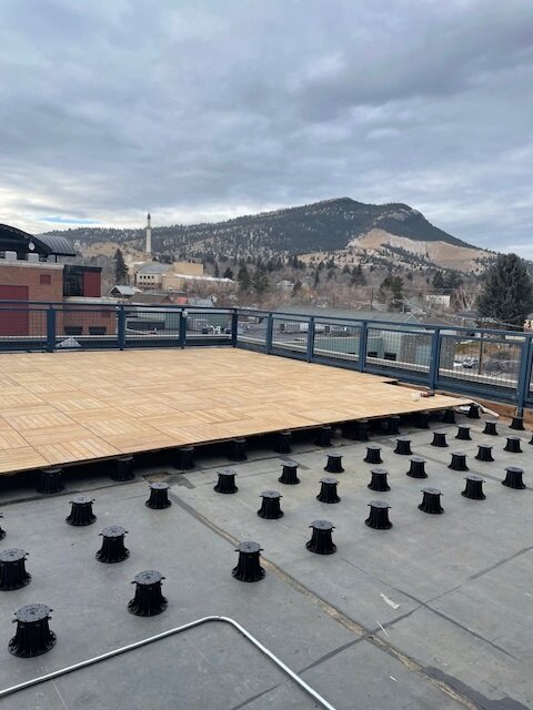 Terrasse surélevée sur un bâtiment élevé avec plots de terrasse et dalles composites