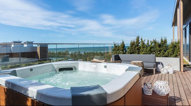 Jacuzzi na dachu użytkowym z widokiem na morze