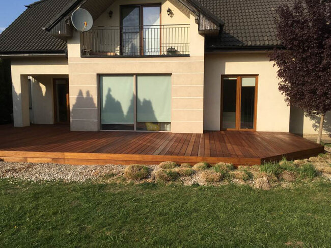 Terrasse en bois devant la maison dans le jardin.