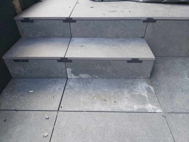 Escalier en dalles de terrasse sur clips de finition.