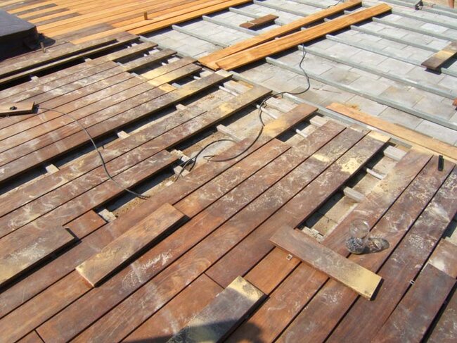 Montage et pose de lames de terrasse en bois sur lambourdes.