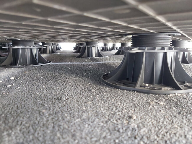 Espace sous les dalles de terrasse posées sur plots réglables.