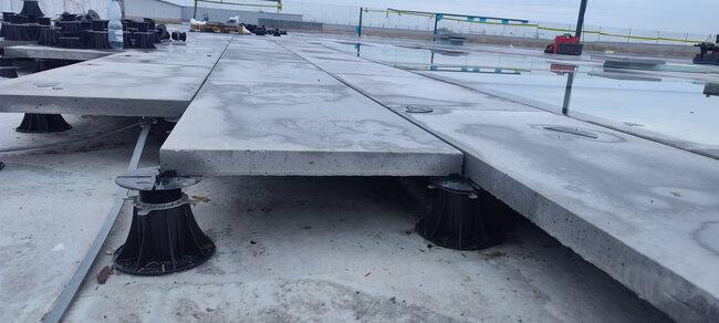 Plots réglables pour dalles de terrasse lourdes sur toit plat