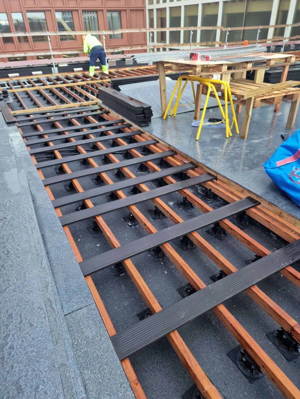 Plastikowa regulowana stopka tarasowa pod płyty i legary .