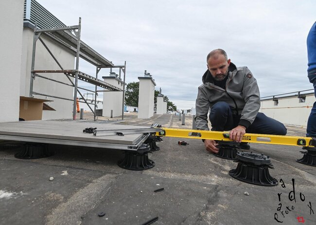 Croix en plastique pour dalles de terrasse.