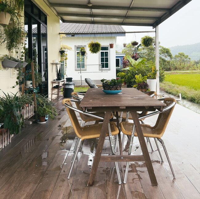 Abri de terrasse en bois avec eau stagnante après la pluie.