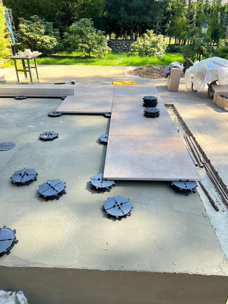 Montage de terrasse surélevée sur plots réglables.