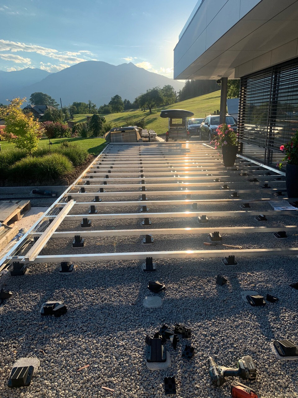 Montage des lambourdes en aluminium sur plots réglables de terrasse.
