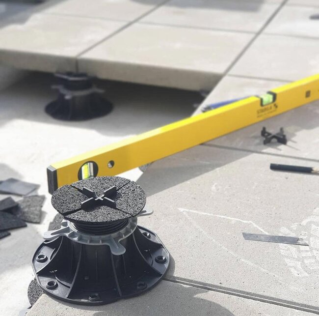 Plot de terrasse réglable pour dalles avec niveau à bulle