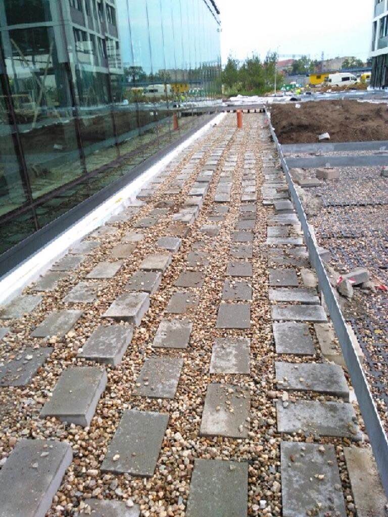 Préparation du support en gravier et blocs pour terrasse surélevée