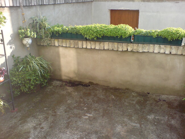 Ancienne terrasse en béton avant rénovation