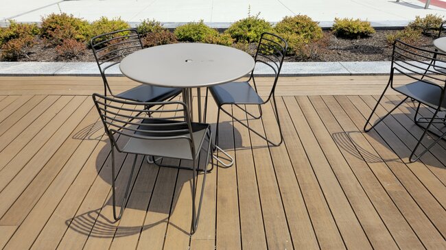Meubles de jardin sur terrasse en dalle composite
