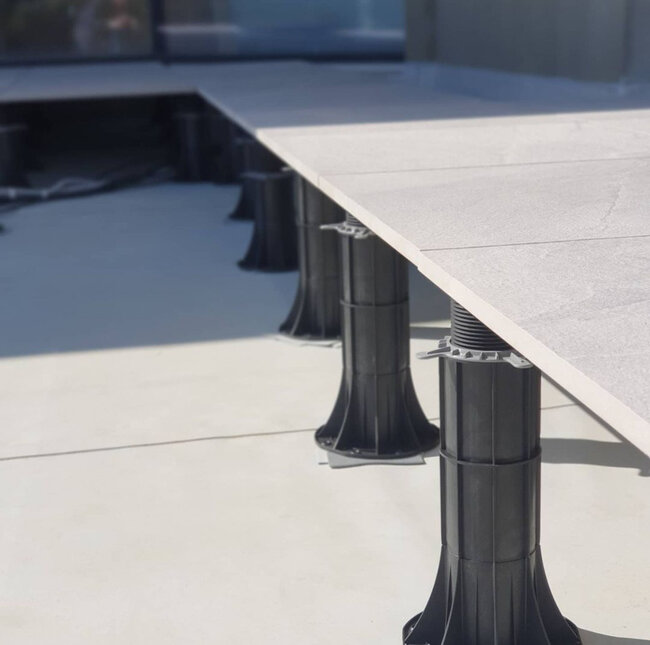 Plots réglables hauts pour dalles en céramique sur terrasse surélevée