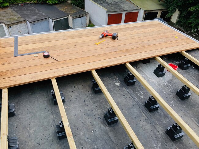 Montage de terrasse en bois sur lambourdes et plots réglables Raptor