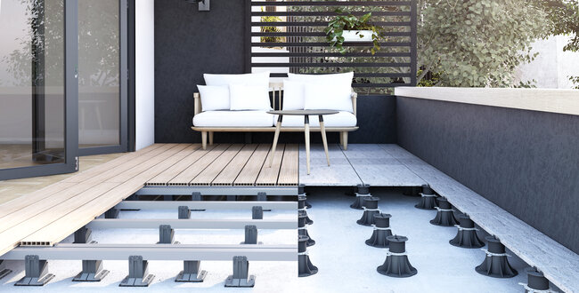 Coupe d'une terrasse surélevée avec dalles et lames sur plots
