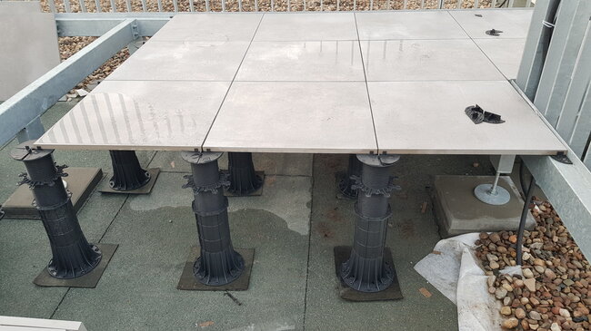 Montage des dalles de terrasse Max SH SBR sur plots réglables de terrasse
