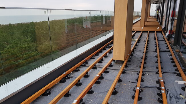 Terrasse Surélevée sur lambourdes en bois avec vue sur la mer sur plots réglables