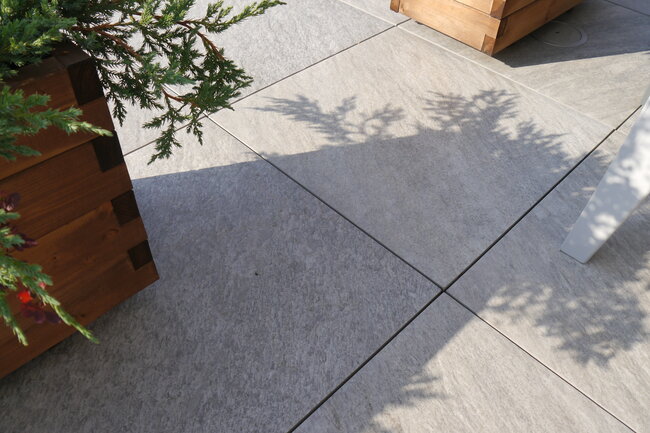Dalles en grès posées sur terrasse surélevée avec des joints de 3 mm