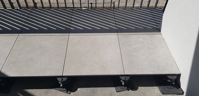 Dalles en grès céramique sur plots réglables standard solver sur balcon