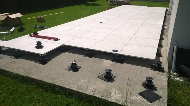 Terrasse sur sol sur dalle béton posée sur plots réglables