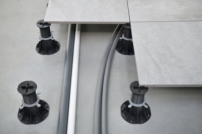 Installation d'eau ou d'électricité passée sous une terrasse surélevée