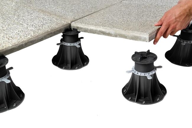 Plots réglables avec douilles de rehausse pour dalles de 5 mm avec dalles en béton posées