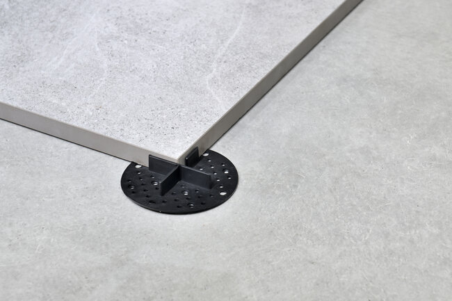 Cale de terrasse avec croix d'espacement pour dalles en grès cérame