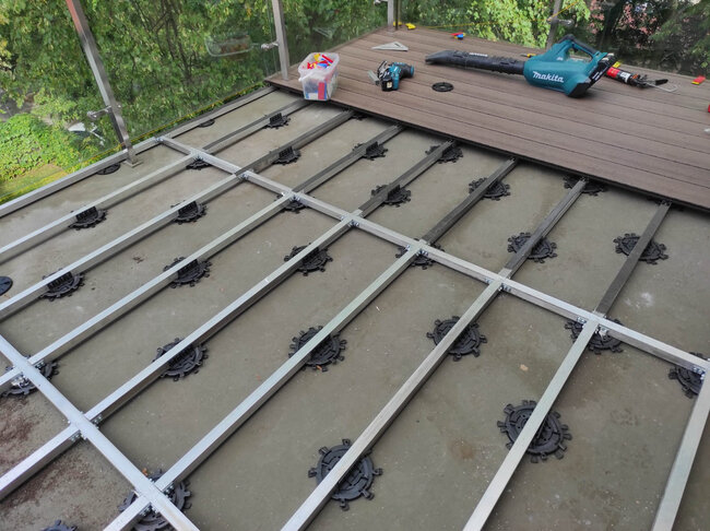 Montage des lames de terrasse sur lambourdes en aluminium et plots SPIRAL