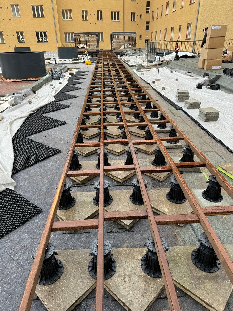 Construction d'une terrasse surélevée cadre de lambourdes sur plots réglables
