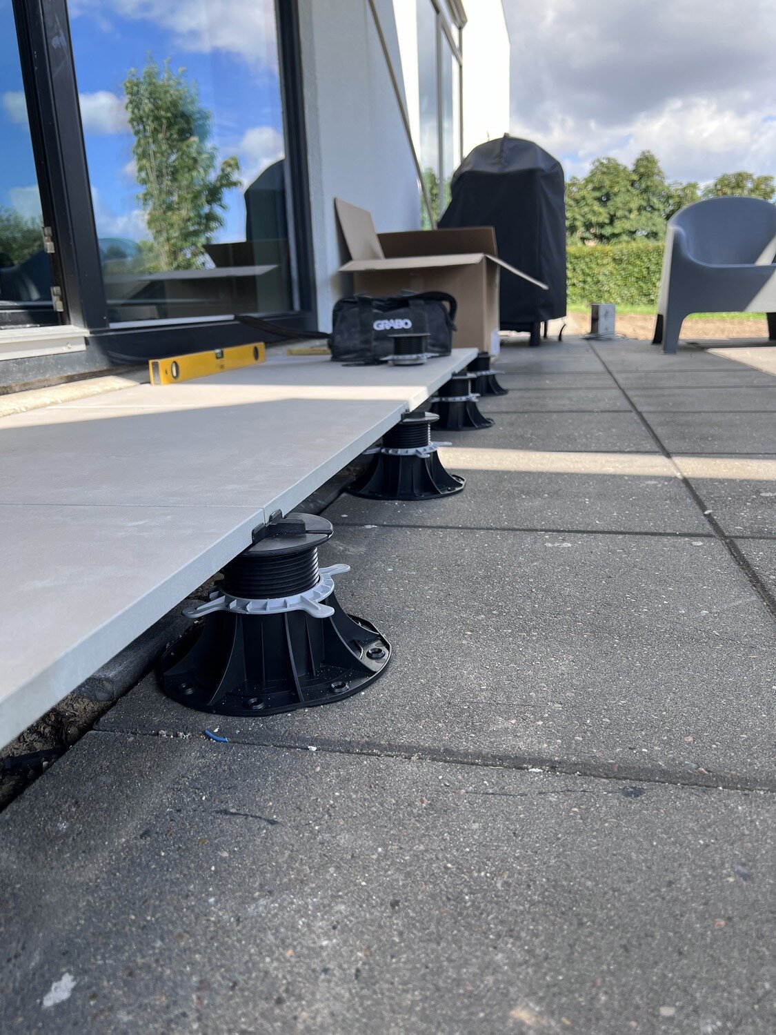 Nivellement des dalles de terrasse sur plots réglables
