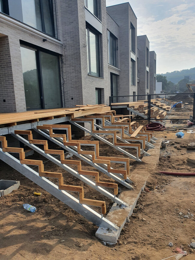 Structure en acier et en bois pour escalier de terrasse