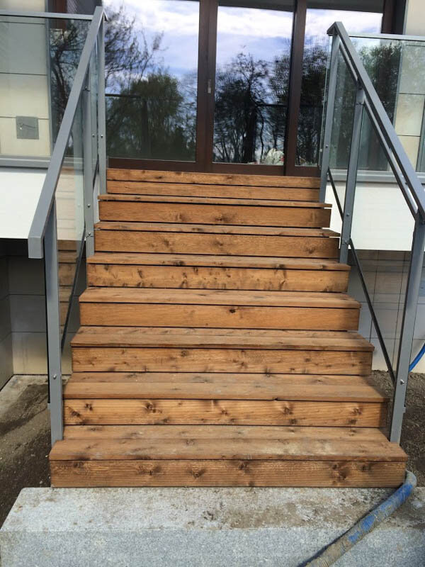 Escalier de terrasse fini avec une planche en bois