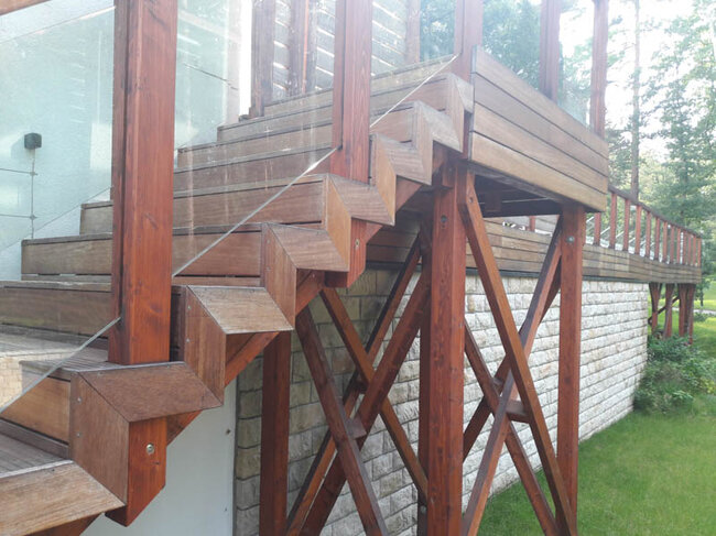 Terrasse Surélevée en bois sur plots avec escaliers extérieurs