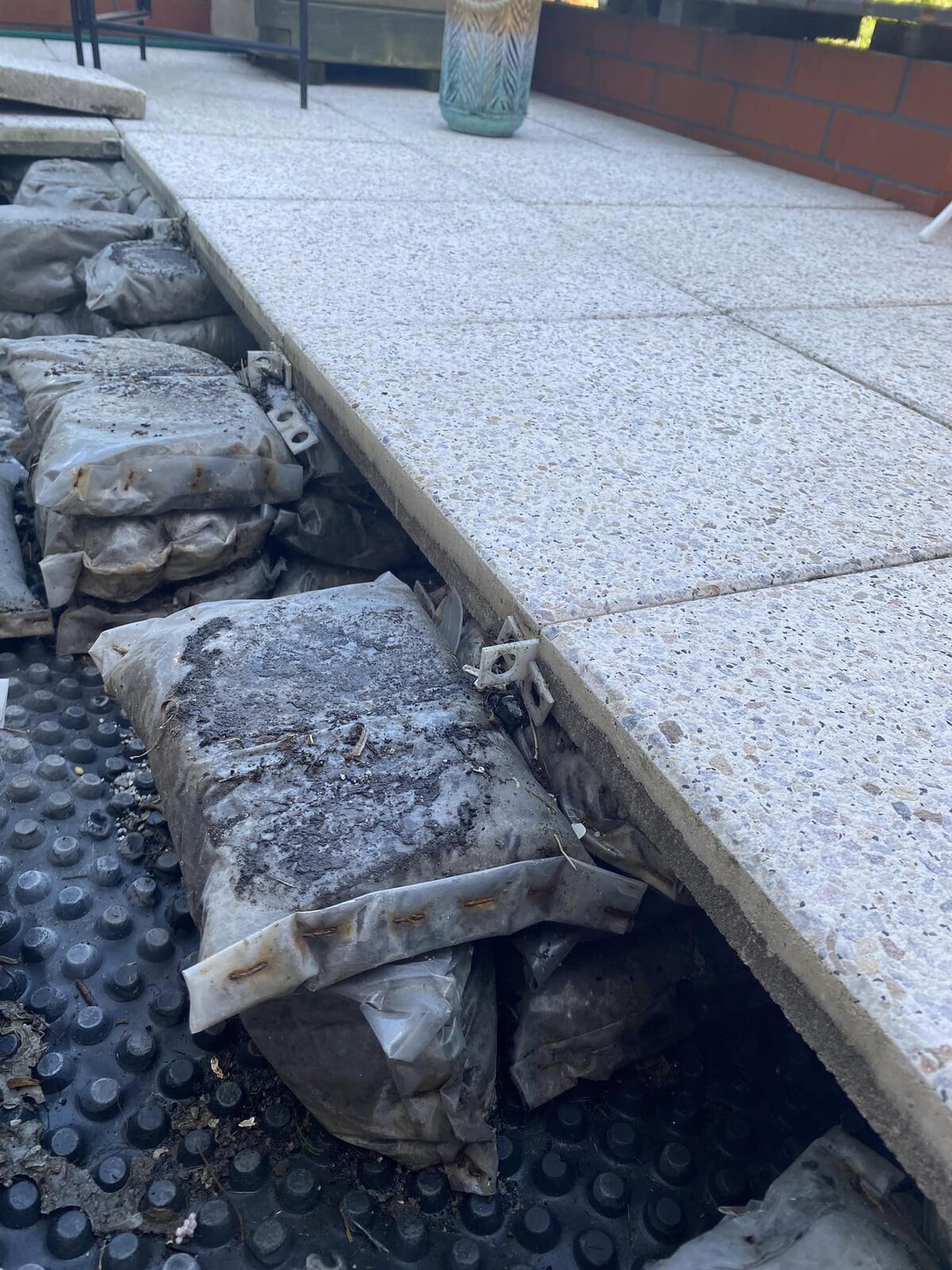 Dalles de terrasse posées sur des sachets de mortier, support de terrasse