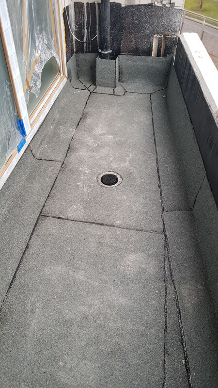 Sol de balcon en béton avec membrane d'étanchéité et évacuation centrale