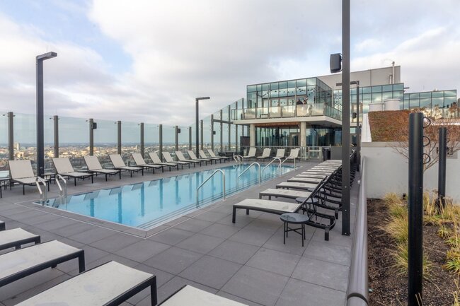 Terrasse de piscine sur toit avec dalles surélevées sur plots réglables.