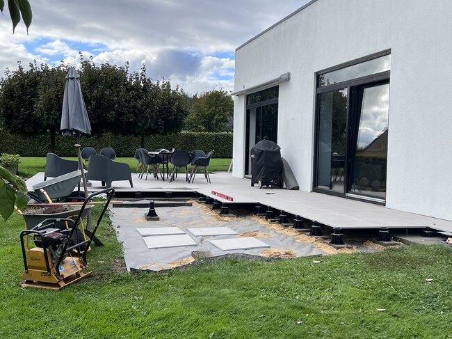 Terrasse moderne de maison avec dalles de terrasse sur plots réglables.