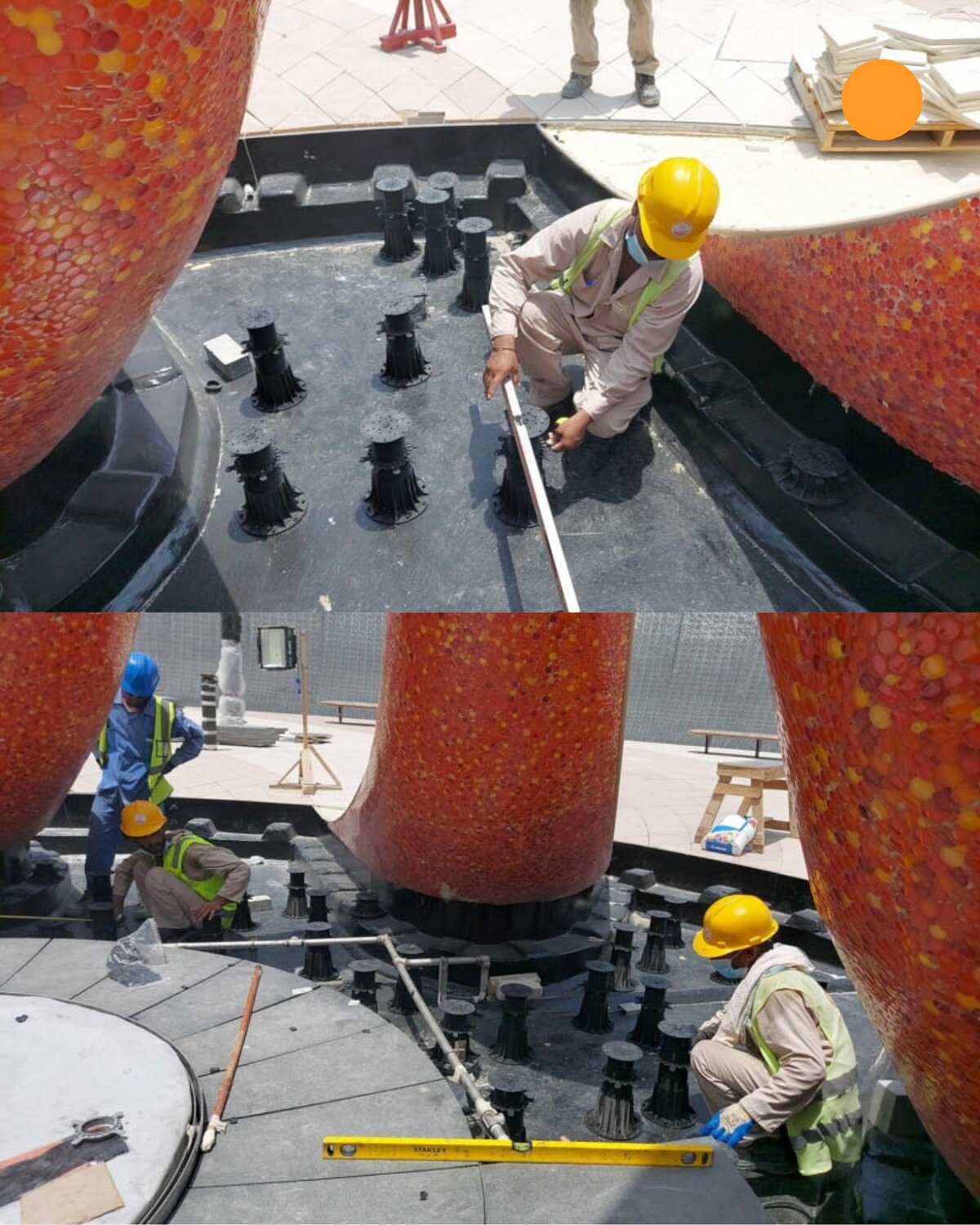Ouvriers utilisant des niveaux à bulle pour aligner et installer des plots réglables autour d'une structure de fontaine extérieure.