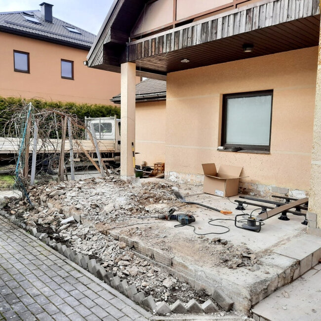 Préparation et démolition du support de la terrasse avant l'installation de lames composites sur plots réglables.